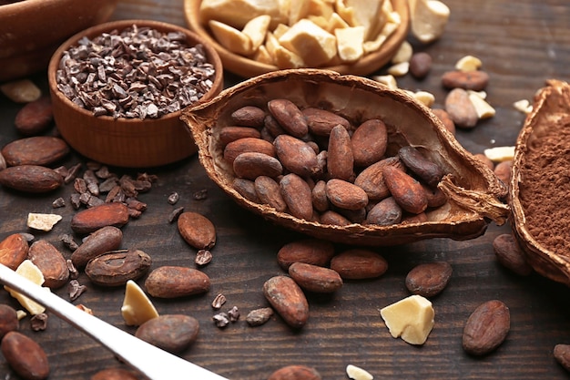 Diferentes productos de cacao en mesa de madera.