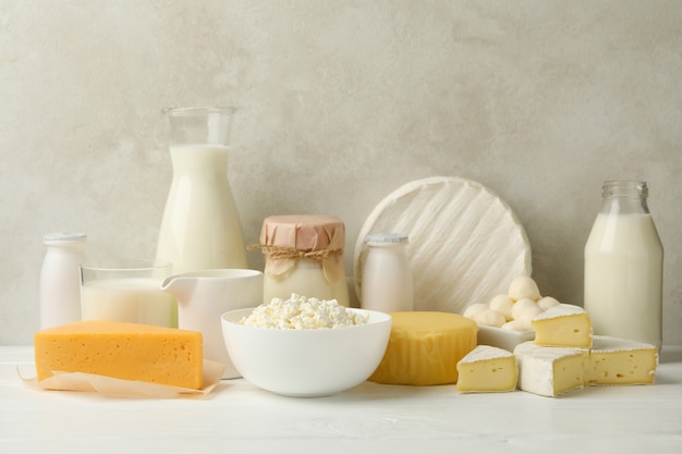 Diferentes productos lácteos frescos en la mesa de madera blanca