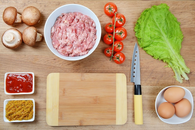 Diferentes productos en la mesa de la cocina.