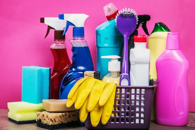 Diferentes produtos e itens de limpeza