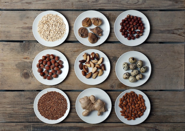 Foto diferentes produtos em pratos em mesa de madeira