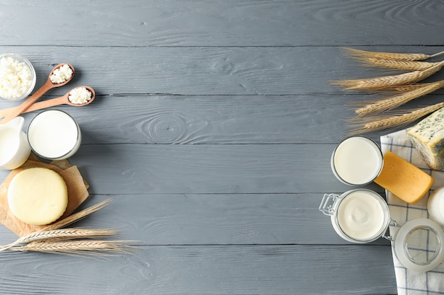 Diferentes produtos lácteos em fundo cinza de madeira