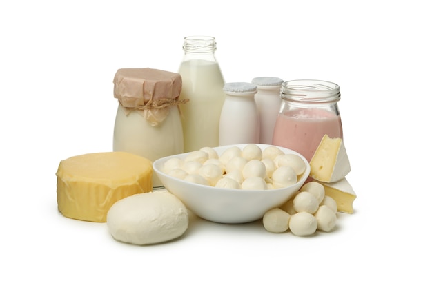 Diferentes produtos lácteos frescos isolados no fundo branco