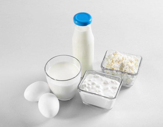 Diferentes produtos lácteos na luz de fundo