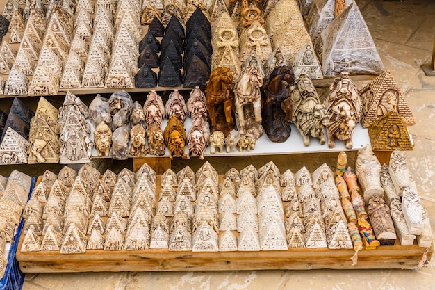 Diferentes recuerdos egipcios a la venta en una tienda callejera