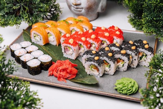 Diferentes rollos de sushi en un plato grande