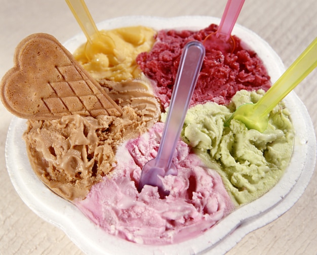 Diferentes sabores y colores de helados.