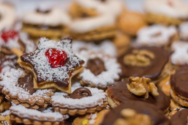 Diferentes saborosos biscoitos de natal com cereja branca e nozes