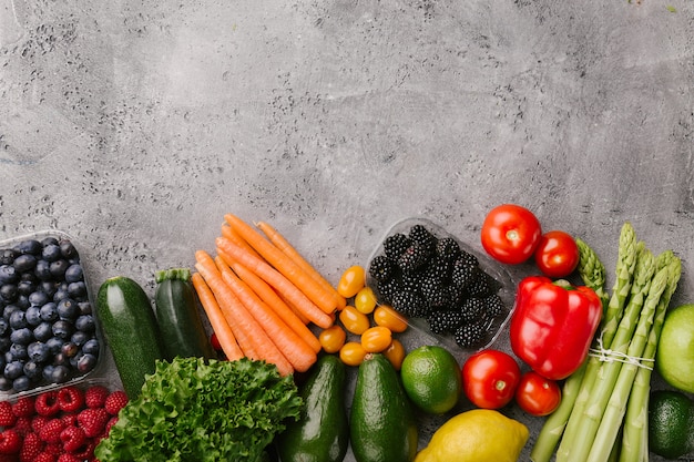 Diferentes sabrosas verduras en el fondo áspero