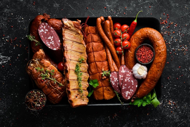 Diferentes salchichas y carnes ahumadas en una mesa de madera antigua Vista superior Espacio libre para texto