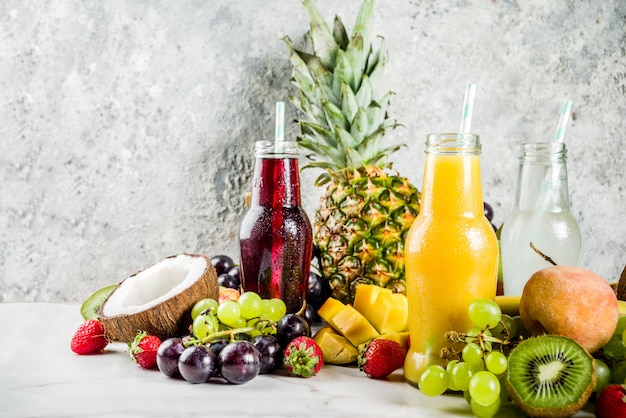 Diferentes sucos de frutas e smoothies