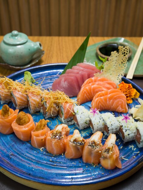 Diferentes sushi japonês em um elegante prato azul