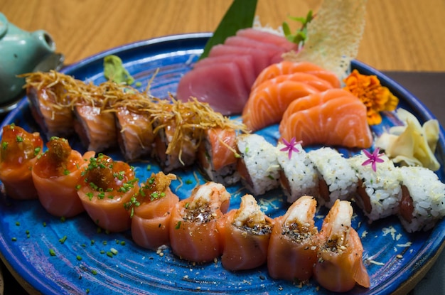 Diferentes sushi japonês em um elegante prato azul