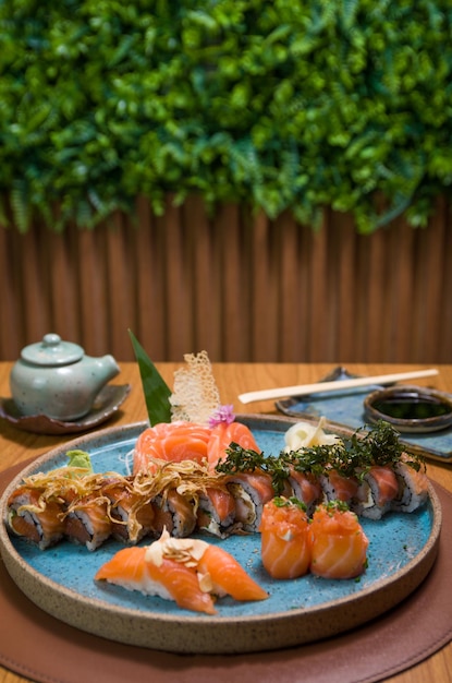 Diferentes sushi japonês em um elegante prato azul