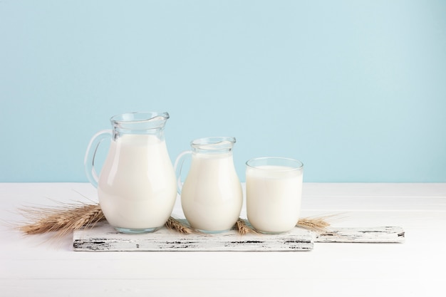 Foto diferentes tamaños para envases de vidrio con leche.