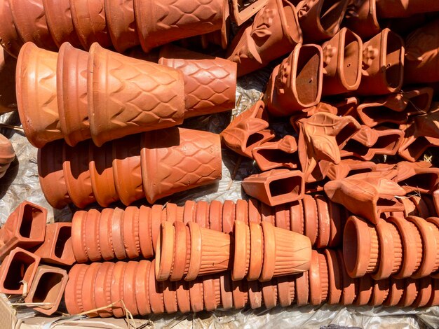 Diferentes tamaños y formas de macetas de terracota a la venta en la tienda