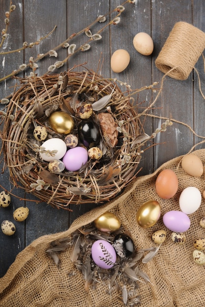 Diferentes tamaños Huevos y plumas de colores pintados para Pascua. Boho stile.