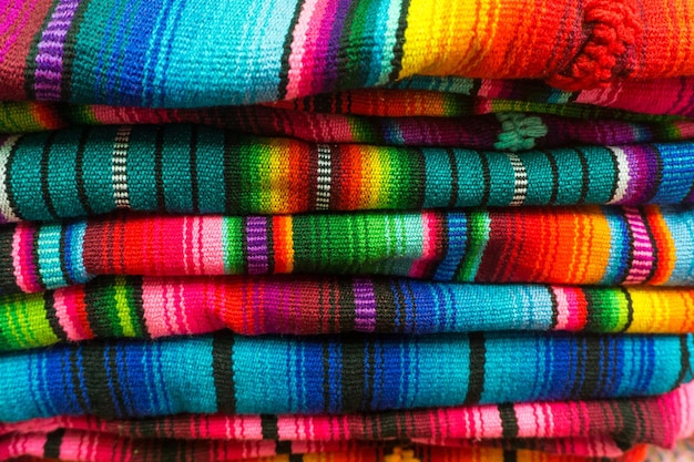 Diferentes telas de colores, estilo maya como patrón.