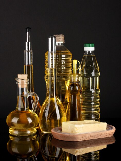 Diferentes tipos de aceite en mesa oscura.