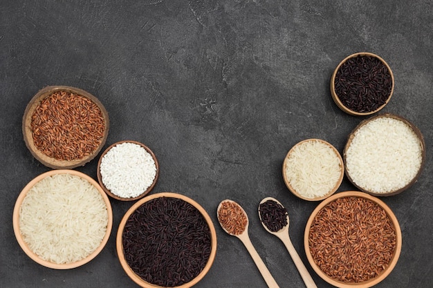 Foto diferentes tipos de arroz en un cuenco de cerámica.