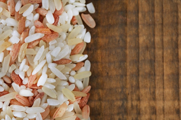 Diferentes tipos de arroz sobre fondo de madera