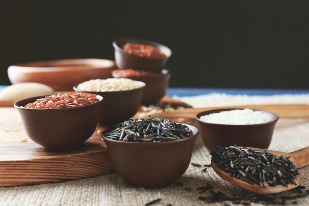 Diferentes tipos de arroz en tazones pequeños closeup