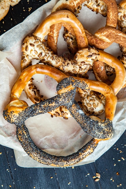 Diferentes tipos de bagels horneados con semillas.