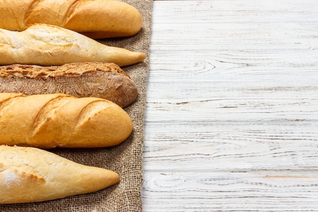 Diferentes tipos de baguette sobre un fondo de madera.