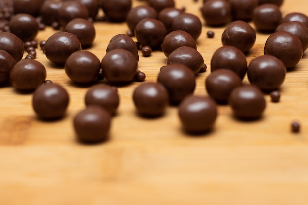 Diferentes tipos de bolas de chocolate en una mesa de madera