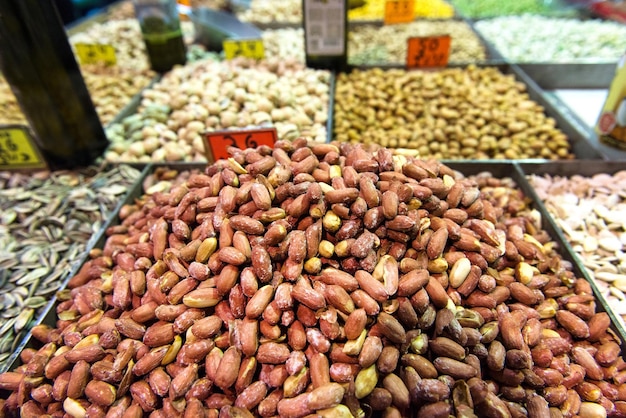 Foto diferentes tipos de cacahuetes en el mercado