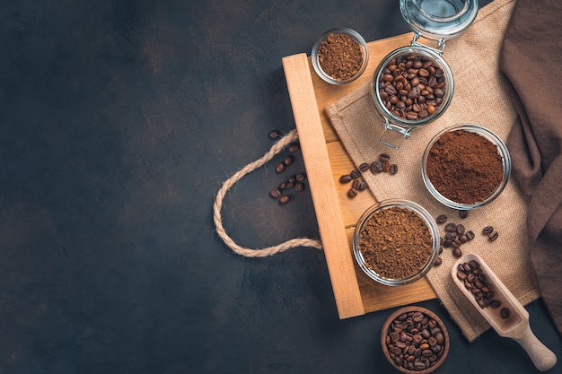 Diferentes tipos de café: grano, granulado, molido sobre una pared marrón con espacio para copiar. Pared de café.