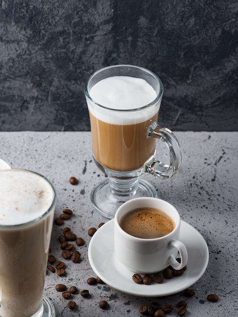 Diferentes tipos de café en una mesa.