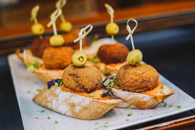 Diferentes tipos de canapés con croquetas de jamón ibérico y queso