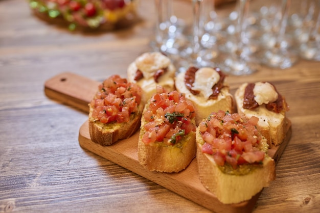 Diferentes tipos de canapés en mesa buffet.