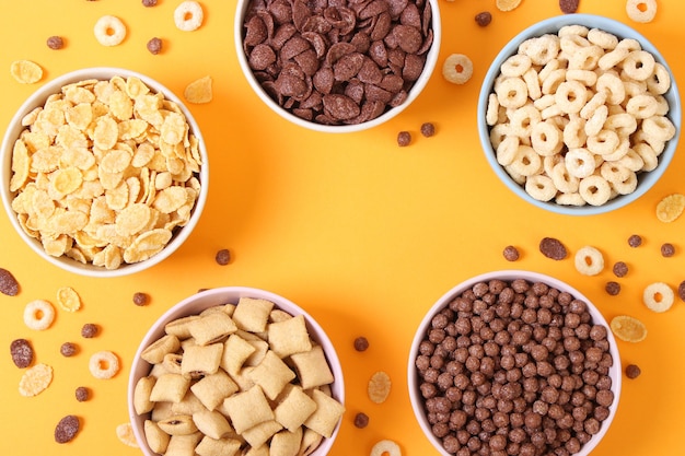 Diferentes tipos de cereales para el desayuno en un primer plano de fondo claro