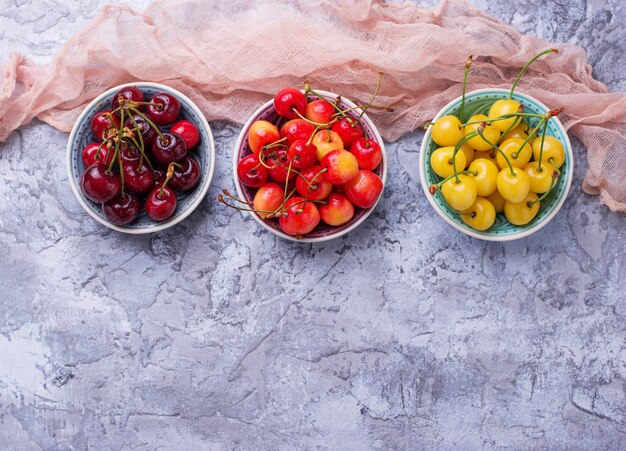 Diferentes tipos de cerezas de colores. Enfoque selectivo