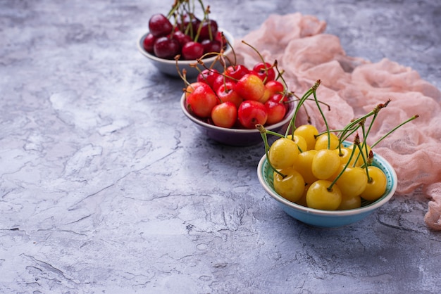 Diferentes tipos de cerezas de colores. Enfoque selectivo