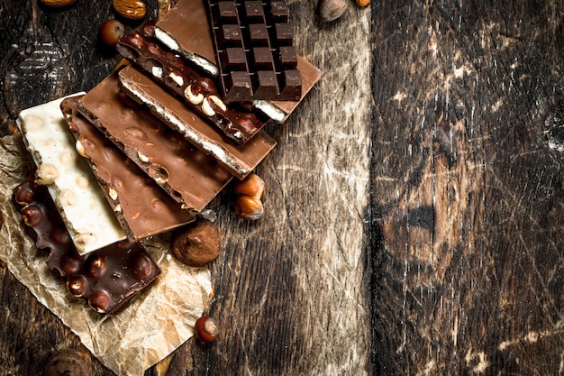 Diferentes tipos de chocolate en mesa de madera.