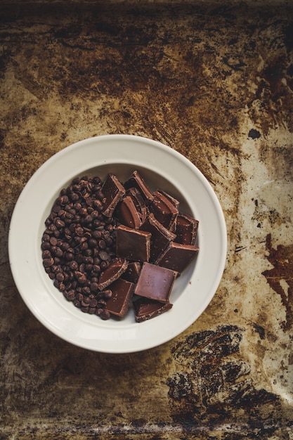 Diferentes tipos de chocolate en un plato blanco.