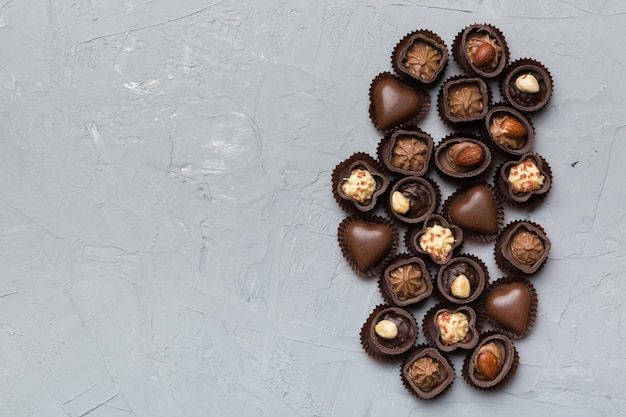 Diferentes tipos de chocolates en el primer plano de la mesa de colores Vista superior y plano con espacio de copia