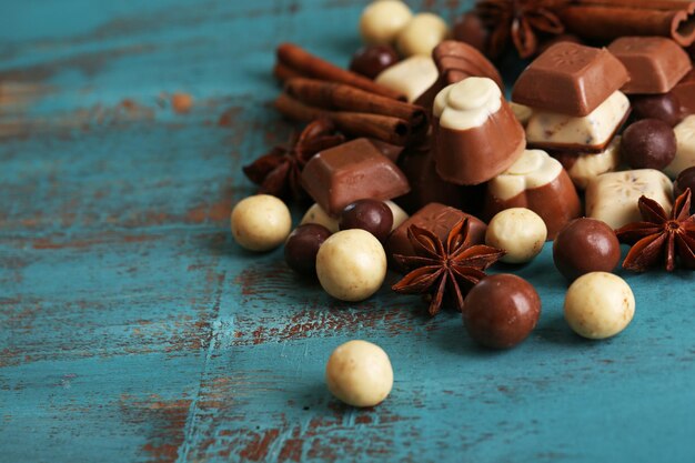 Diferentes tipos de chocolates en primer plano de la mesa de madera