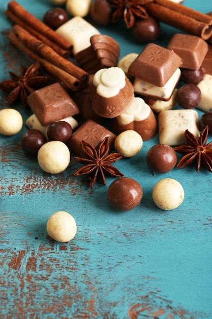 Diferentes tipos de chocolates en primer plano de la mesa de madera