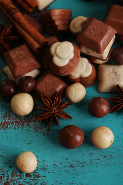 Foto diferentes tipos de chocolates en primer plano de la mesa de madera