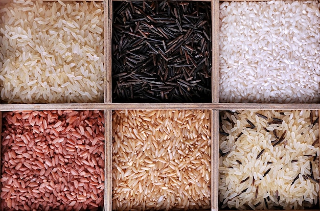 Foto diferentes tipos de arroz em caixa em fundo de madeira