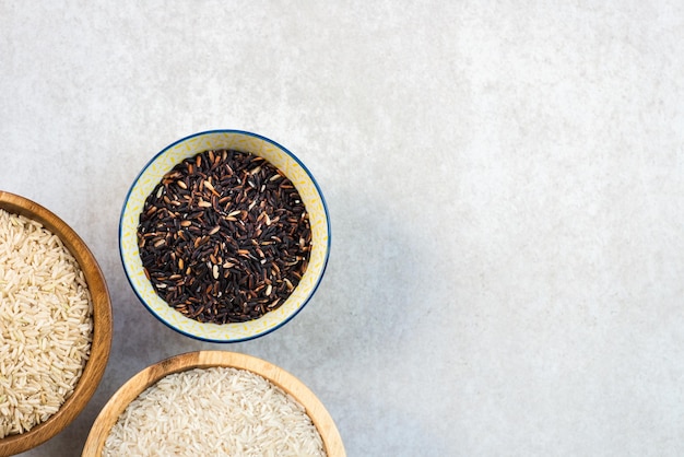 Diferentes tipos de arroz em tigelas de madeira, como basmati brown a