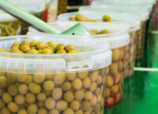 Diferentes tipos de azeitonas em um mercado de rua