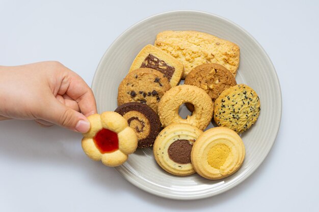 Diferentes tipos de biscoitos doces em tigelas