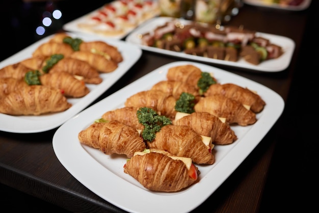 Diferentes tipos de canapés na mesa do bufê