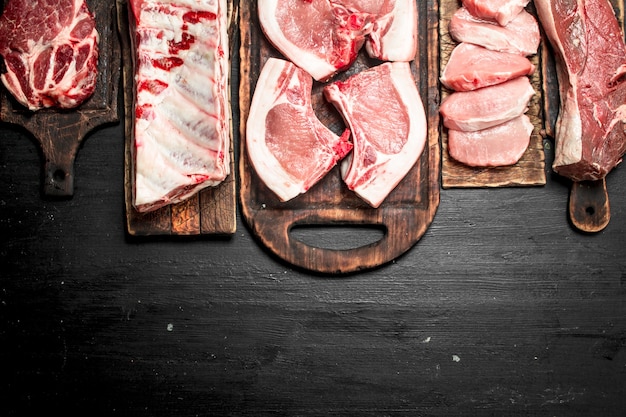 Diferentes tipos de carne de porco crua e bovina.