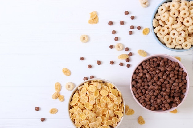 Foto diferentes tipos de cereais matinais em um close de fundo claro